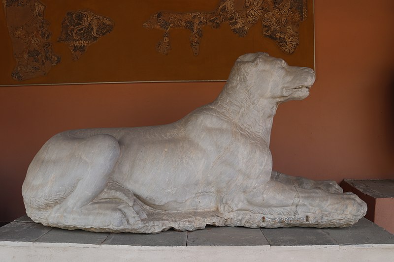 statue of Molossian Hound dog extinct
