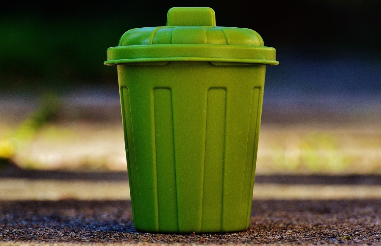Cat litter deals garbage can
