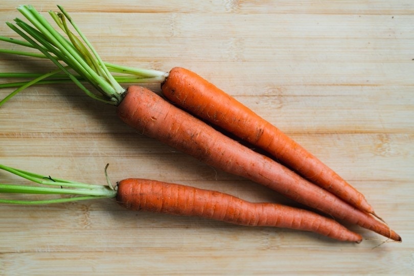 carottes sur une planche à découper