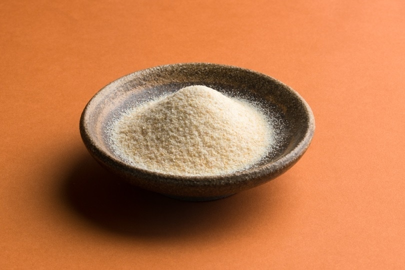 Bột hành tây trong một cái bát