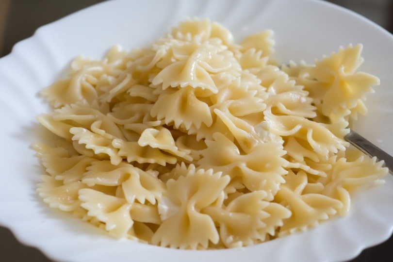 Pasta ruy băng nấu chín trên đĩa trắng