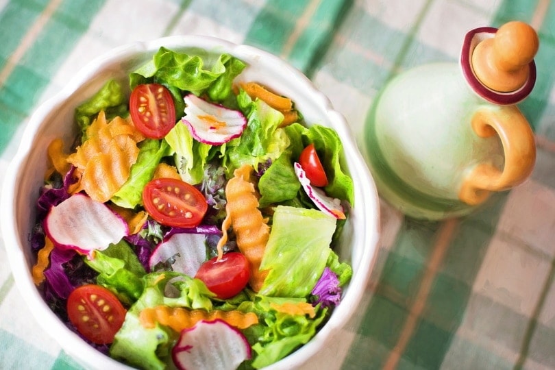 Schüssel mit Salat auf dem Tisch 