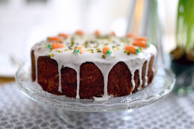 Primer plano de una tarta con cobertura blanca.