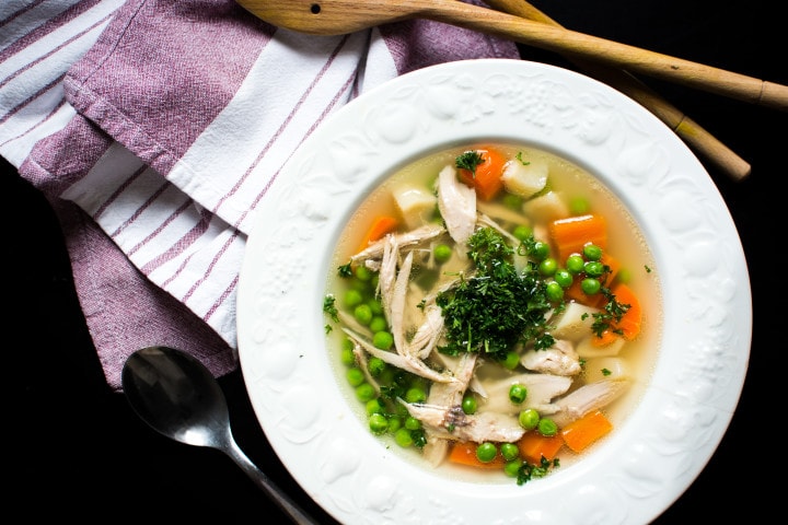 Plato de sopa junto a un trapo.