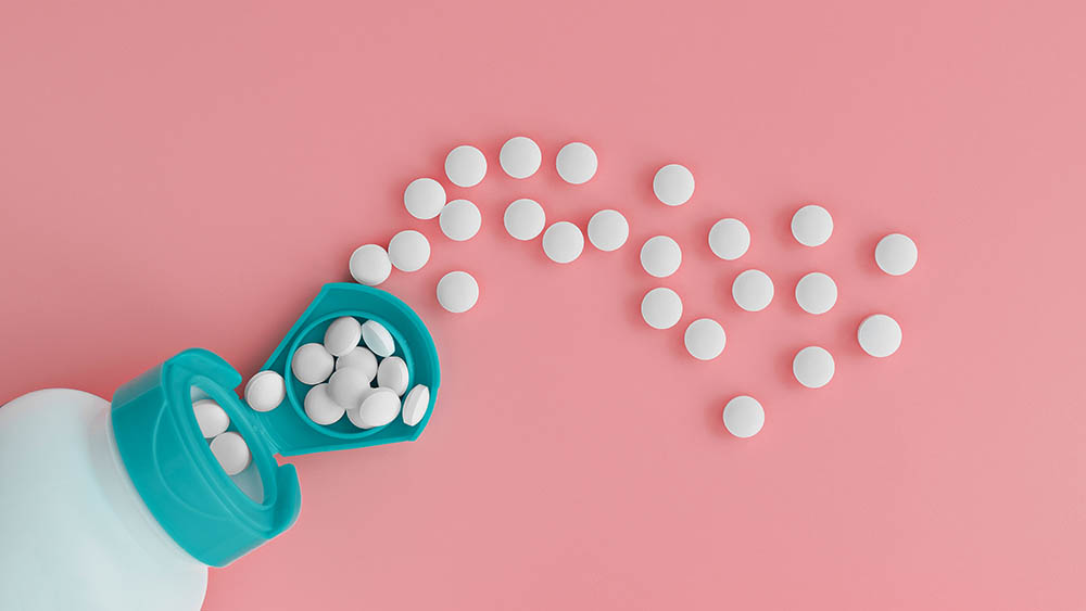 melatonin tablets in pink background