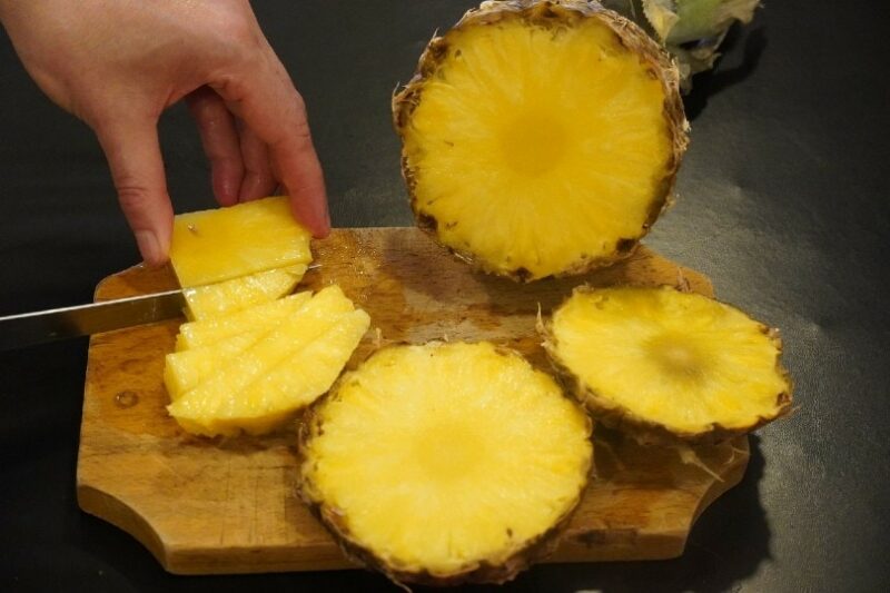 sliced pineapple