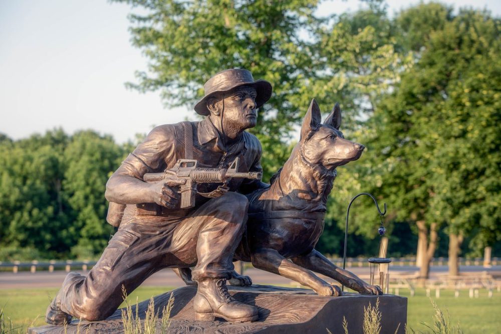 Statue memorial of military dogs