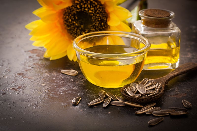Dầu hướng dương trong chai thủy tinh với hạt giống