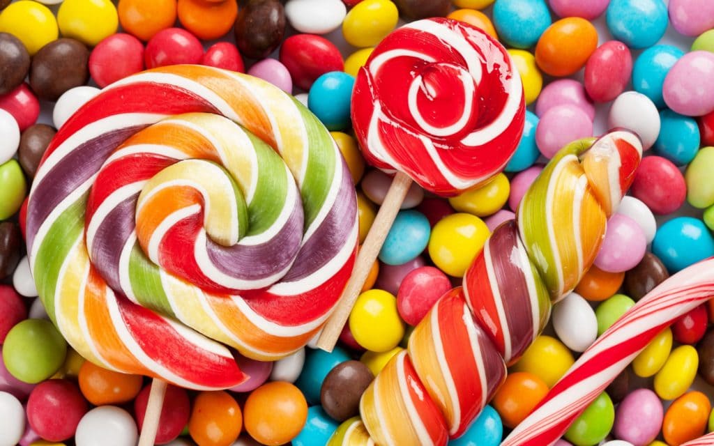 can-cats-eat-lollipops-potential-health-hazards-hepper