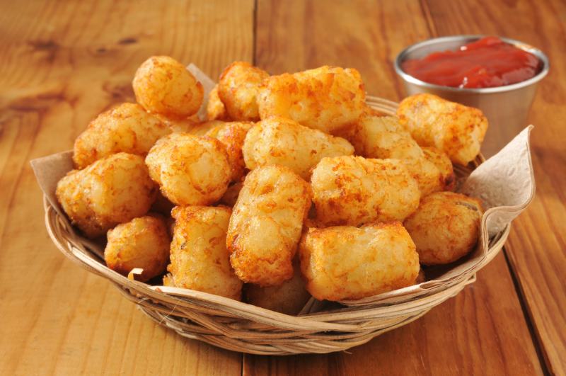 giỏ khoai tây chiên trên quầy gỗ mộc mạc