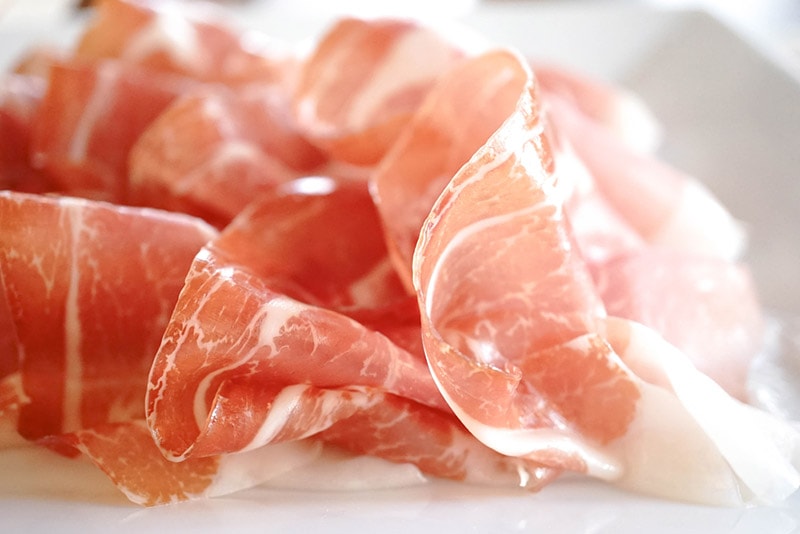 cận cảnh prosciutto
