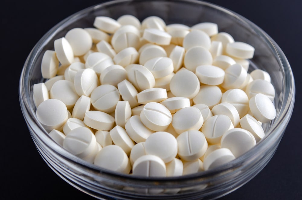 viên melatonin trong bát thủy tinh