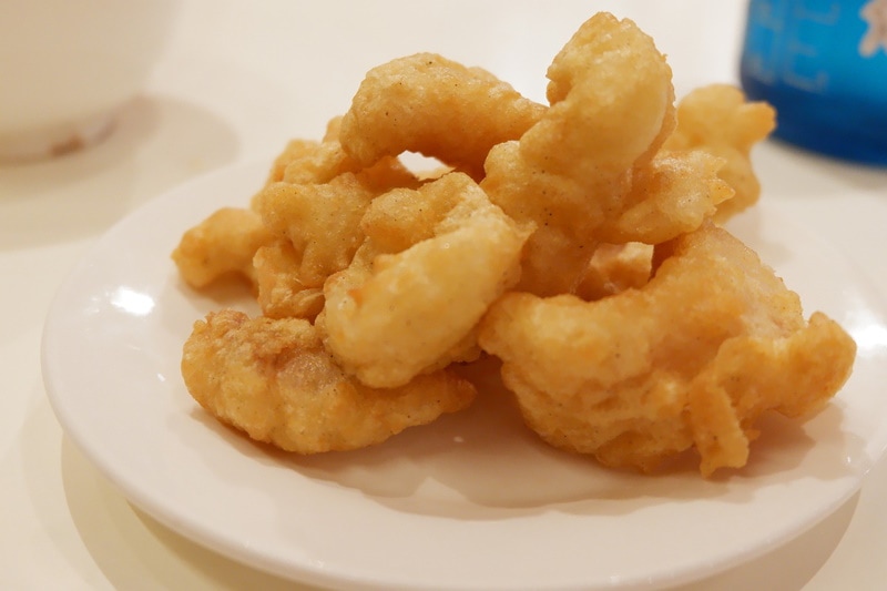 Mực chiên trong đĩa nhỏ