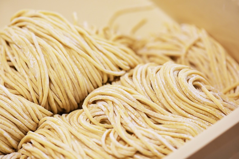 Mì ramen sống trong đĩa