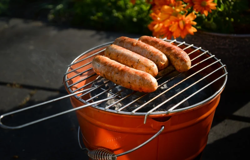 xúc xích bratwurst nấu trên vỉ nướng