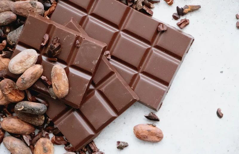 hạt cacao trên thanh sô cô la