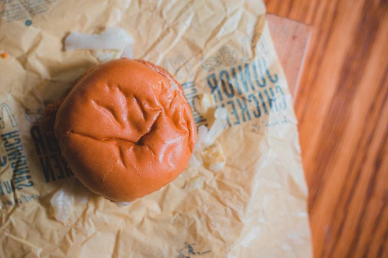 bánh mì gà trên giấy gói nhàu nát