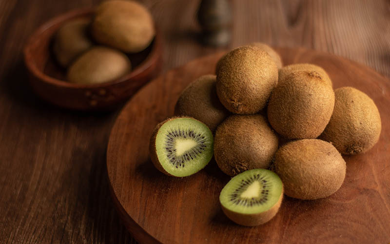 stack of kiwi fruits on the table