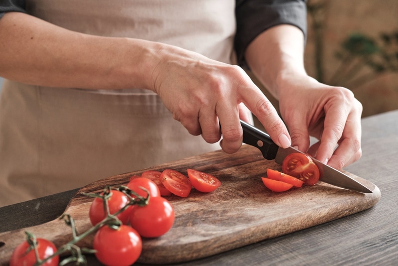 woman slicing tomatoes