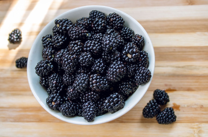 blackberries in white bowl