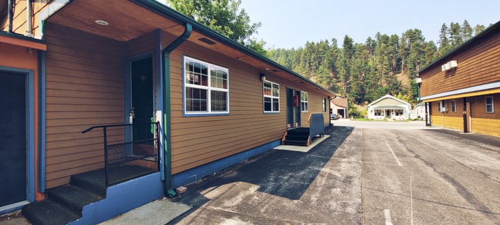 Cedar Wood Inn