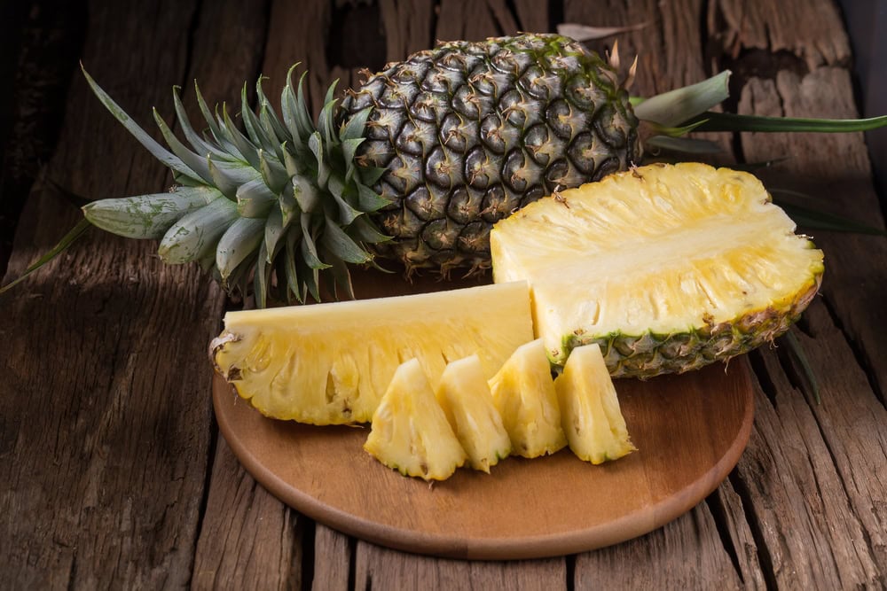 pineapple-slices-on-wooden-background
